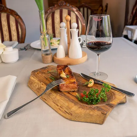 Hotel Folwark Stara Winiarnia 3*