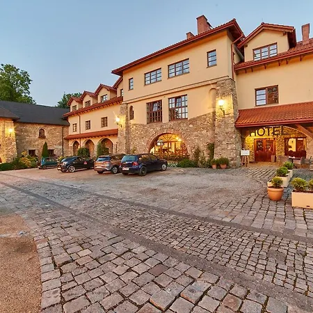 Hotel Folwark Stara Winiarnia 3*