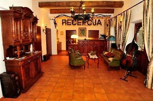 Folwark Stara Winiarnia 호텔 3*